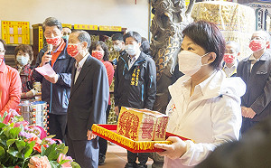 稱讚萬和宮防疫做得好 盧秀燕宣布取消發紅包行程