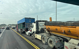 台17線5車連環撞！轎車遭包夾6人傷