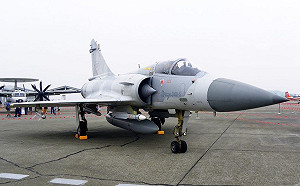 幻象戰機降落冒濃煙　空軍：熱煞車啟動胎壓洩壓保護裝置、人機均安