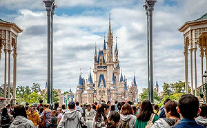 女在迪士尼遇麻雀飛撲　結局卻歪了