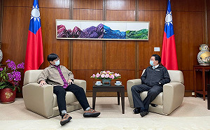 吳釗燮罕見上Podcast對內談外交 台通主持人颯爽坐姿意外歪樓