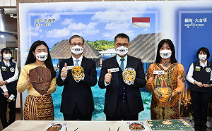 賀新春！徐國勇繪虎年面具 與新住民多語團拜獻祝福