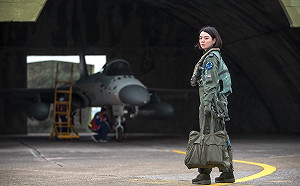 「IDF劃破天際，令人安心的聲音！」春節仍要站崗  黃偉哲為空軍加菜