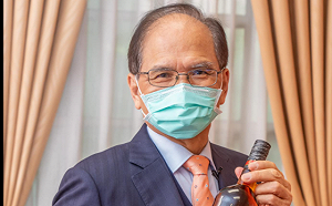 「團結對抗中共！」游錫堃訂立陶宛蘭姆酒相挺