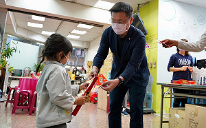 賀年實聯制防疫 趙天麟發放總統、邁邁限量紅包超搶手