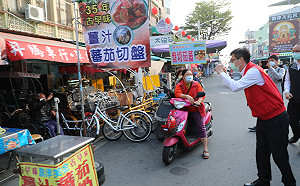 旗津店家全力配合防疫政策  陳其邁親訪商圈鞠躬道謝