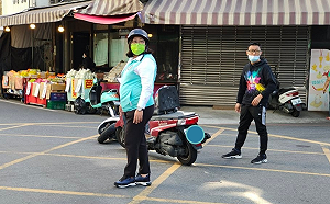 野生阿惠被捕捉！騎著歐都麥做選服展親和力