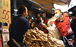 新北市長侯友宜視察土城學府路攤集區 籲防疫不鬆懈