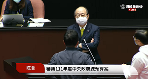 柯建銘批EQ、IQ退化 藍委群起包圍抗議