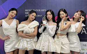 Red Velvet上台遭逼「脫罩拍照」！現場照曝光