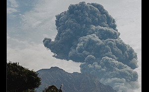 破紀錄！日本「櫻島」火山噴發 煙柱高竄達3400公尺