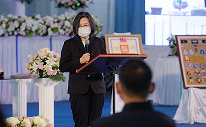 F-16V殉職飛官陳奕告別式  蔡英文親頒褒揚令：永遠以你為榮！