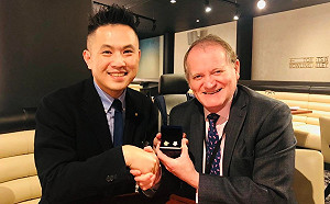 英國議員推崇台灣民主成就  他送立院袖扣幫宣傳