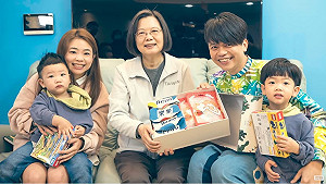 您沒見過的小英！合體蔡阿嘎、蔡桃貴、蔡波能 宣傳育兒政策