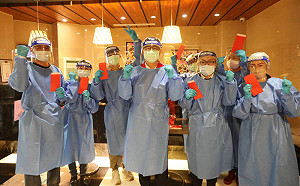 陳市長來敲門！寒冷除夕夜前進防疫旅館 陳其邁暖問｢住得還習慣嗎｣