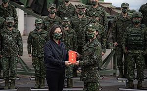 （影）蔡英文大年初一接連視察空軍、國搜、台電、警局 頒發加菜金慰勉同仁