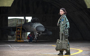 ｢士兵轉飛官｣巾幗不讓鬚眉! IDF戰機飛行員郭文靜翱翔天際驅逐共機