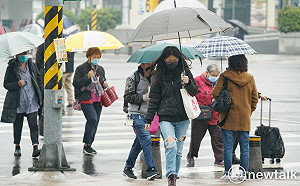 4縣市大雨特報！梅雨鋒面今天下午報到壟罩全台 各地濕悶慎防雨勢