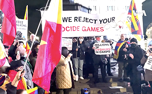 倫敦示威拒看北京冬奧 頒獎稱習近平為侵犯人權冠軍