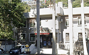 移工雨天車拋錨！員警暖心解圍