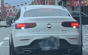 賓士車見logo翻轉！功能曝光網讚嘆