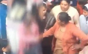 印度女子遭毆打遊街示眾 圍觀人群煽動強暴竟然「多半是女性」