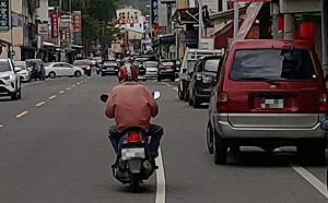 阿伯喊不要這隻狗！馬路丟包紅貴賓