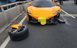 麥拉倫超跑福林橋自撞　左後輪噴飛