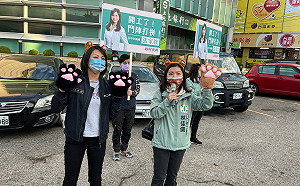 選戰也開工！林佳龍幕僚林佳儀老虎裝扮站路口