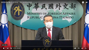 女足隊專機下午5時抵台 全程穿防疫衣護目鏡戴N95口罩