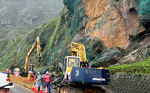 台2線鼻頭段坍方「巨石倒懸」！公路總局：上午全線封閉清除