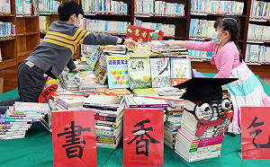 新北市圖三芝分館陪讀學童「書香乞龜」閱讀收心