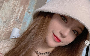 捷運爆乳正妹本尊找到了！震撼畫面網暴動：想當桿子