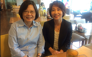 PO與蔡英文合照 周春米：二度認證提名立委