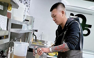 鳳梨開創全新「手搖飲」副業！網一看店名驚呼：是神秘贈品嗎？