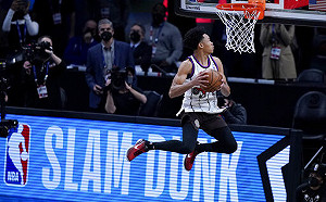 詹皇空砍30分　Simons率隊末節逆轉