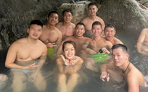 百靈果曬「台灣1女8男野溪泡湯」圖紅到國外！他褲襠前「這手勢」全網歪樓