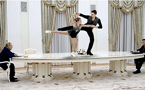 普丁、馬克宏為何要隔4米長桌「喊話」? 真象曝光 網民瘋作梗圖KUSO