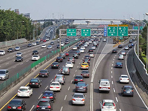 初一走春車潮湧現 國道估將現250萬輛次