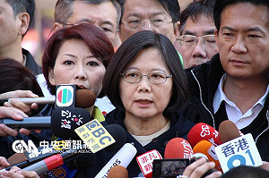 探視美濃震災傷者 蔡英文：非常沈重的新年