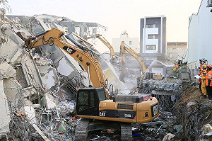 增至41死 大鋼牙進場搜救 維冠F棟測得生跡