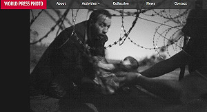 難民父遞嬰穿鐵絲網 奪世界新聞攝影獎