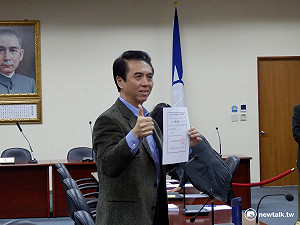 拔頭籌登記參選 陳學聖：選戰是新三角關係