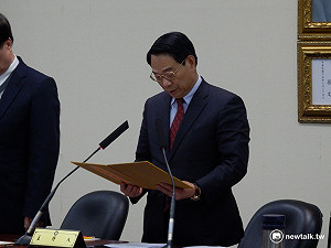 藍中常會讀國父遺訓 黃昭順只顧滑手機