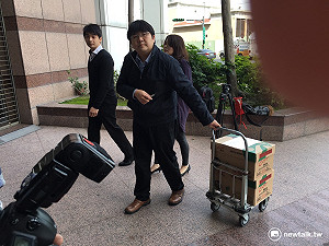 首批資料交接  綠：政院派副處長層級適當