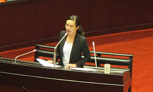 呂孫綾首度質詢  25分鐘要5份評估報告