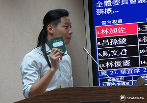 林昶佐喊護照自救  領務局：封底給小朋友貼貼紙