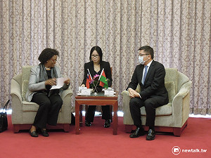 流感初癒 蔡其昌戴口罩接待外賓