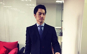 蔣萬安跟上「五年前的自己」潮流！西裝筆挺照網讚：「一樣帥啊！」