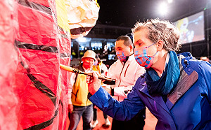 平溪天燈節登場！AIT處長孫曉雅於萌虎主燈提字：祈願健康快樂